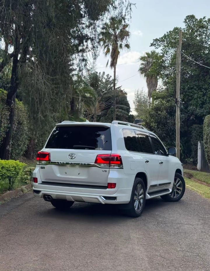 Toyota Landcruiser  view 4